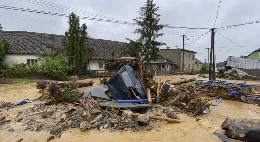Поне една жертва при проливни дъждове в Чехия, изчезнала е 74-годишна жена