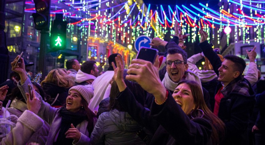 Ритуално горене на кукли, изливане на кофи с вода - част от традициите за НГ в Испания