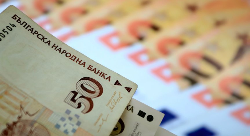 24-годишен учител спечели конкурса за лого за кампанията за влизане на България в Еврозоната