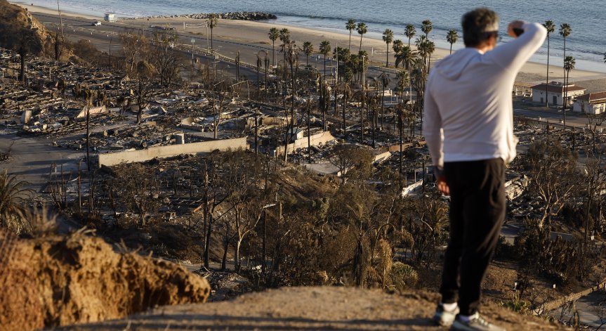 Хората не получават разрешение да се върнат в домовете си.