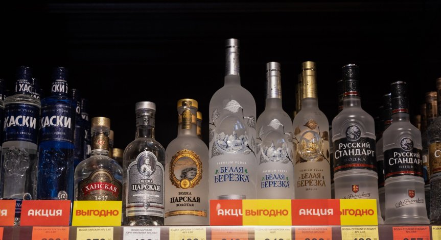 Светът удари в слабото място на Русия, бойкотира водката