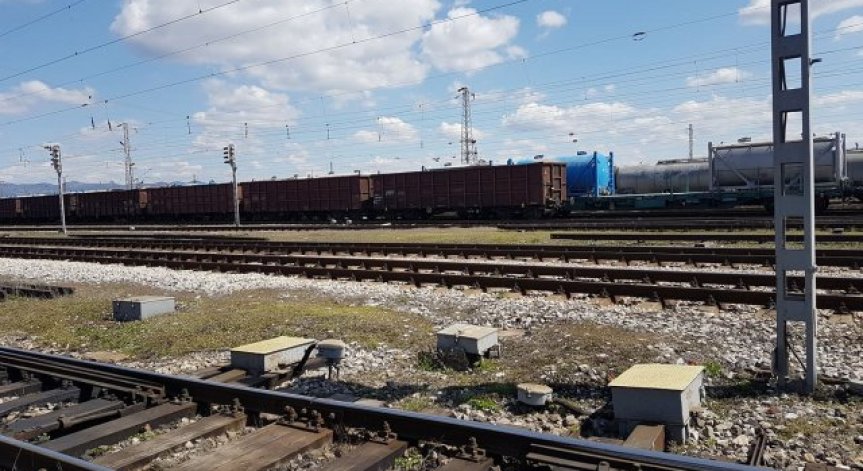 Влакът Бургас-София е аварирал след с. Чинтулово, десетки са блокирани