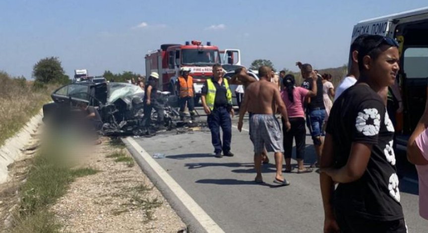 Според очевидци е имало челен удар.