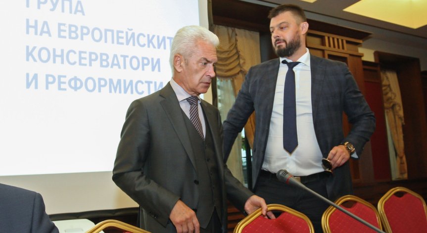 Пушене на закрито, оркестър, барабанчета... Сидеров се забърка в нов скандал