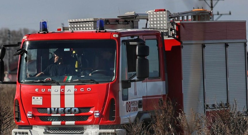 Трима души са с леки обгазявания, консултирани са в болницата.