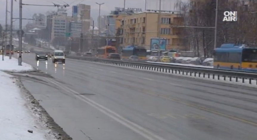 АПИ съветва: Внимавайте, пътищата са мокри или заледени!