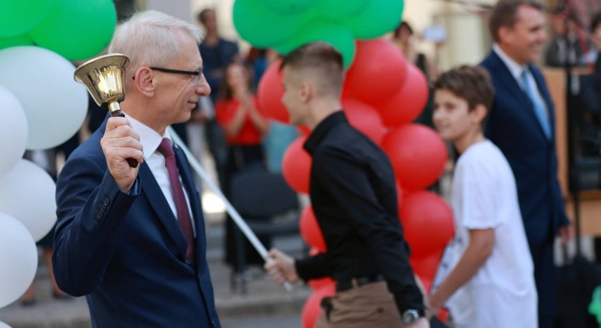 Денков би училищния звънец в София и въведе първолаците в клас в Караджово