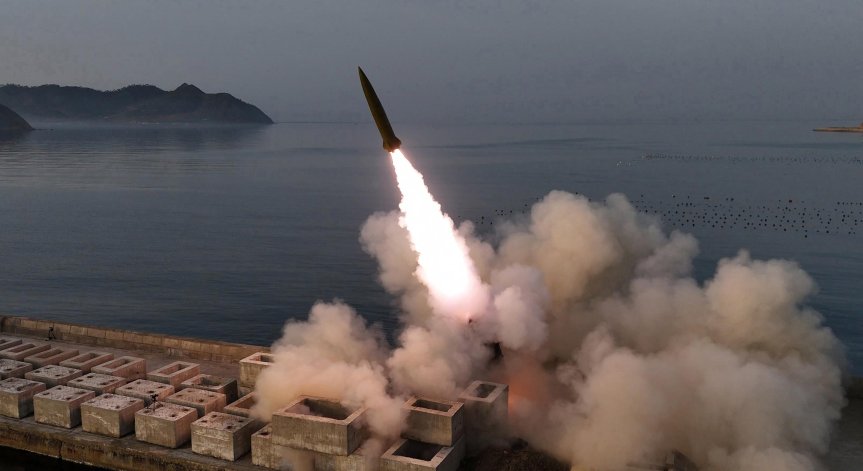 Северна Корея изстреля 10 балистични ракети и вдигна на крак военните в Сеул и Япония