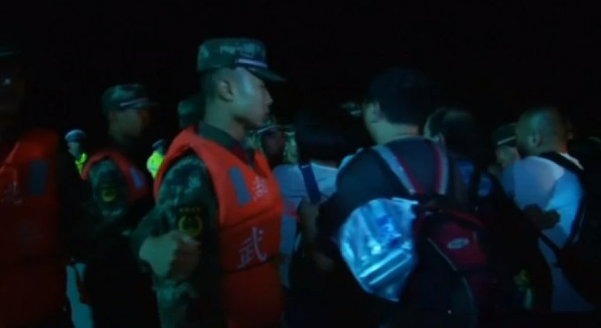 Роднини на пътниците от потъналия кораб в Яндзъ са организирали протест