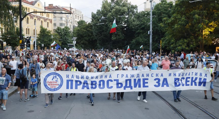 Ще премине шествие.