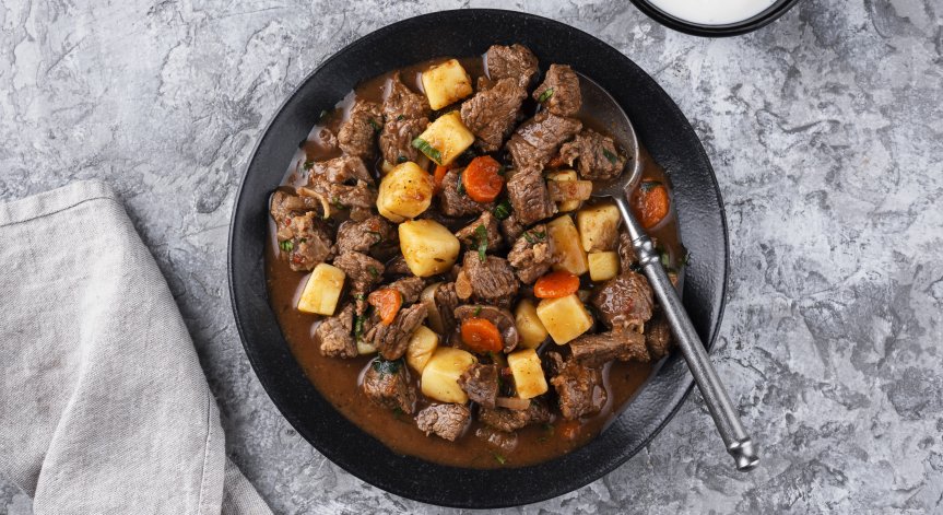 Рецепта за ароматна телешка яхния с картофи и моркови