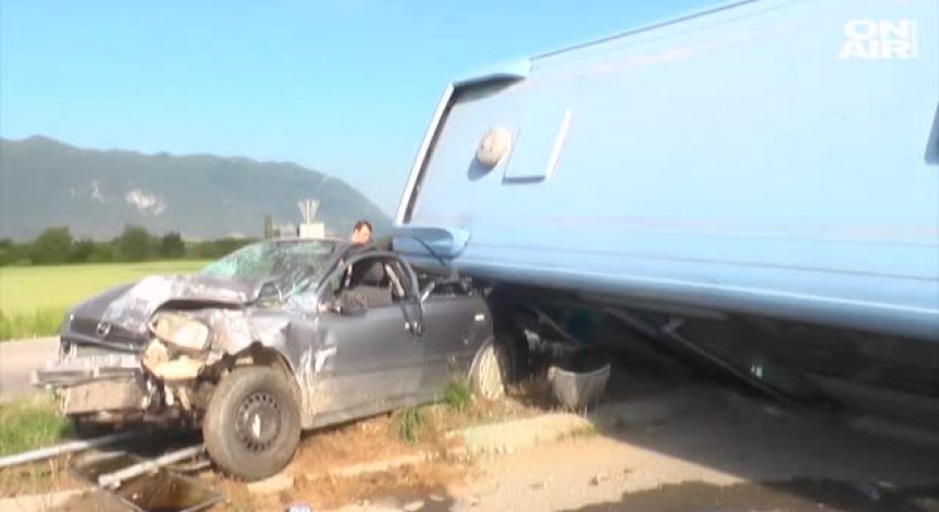 Автобус с деца се обърна върху автомобил край Враца