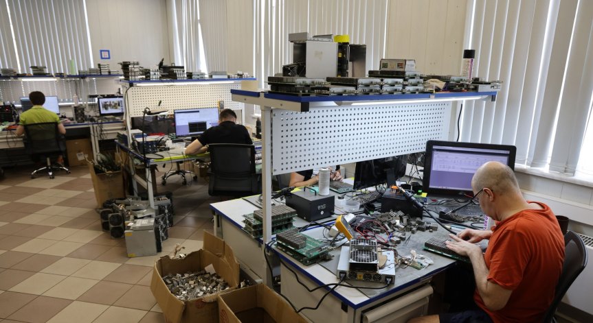 Добивът на криптовалути в Китай е на ръба, компании масово напускат страната