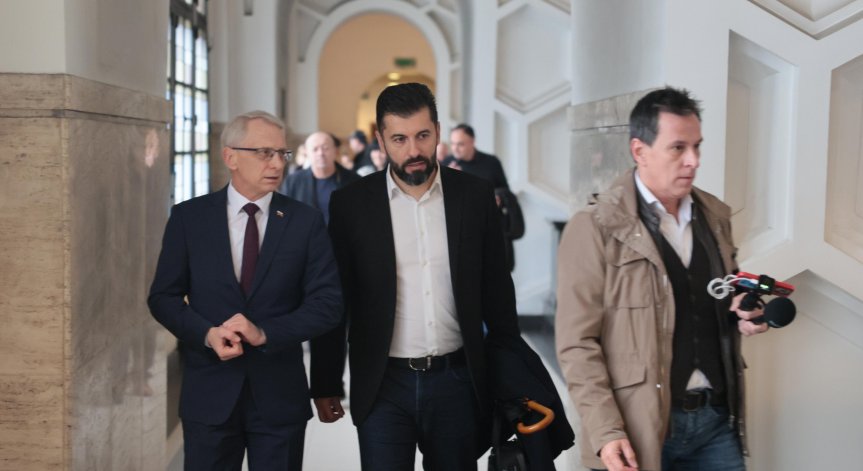 Кирил Петков се яви в съда по делото срещу него, защити Коцев и Барбутов
