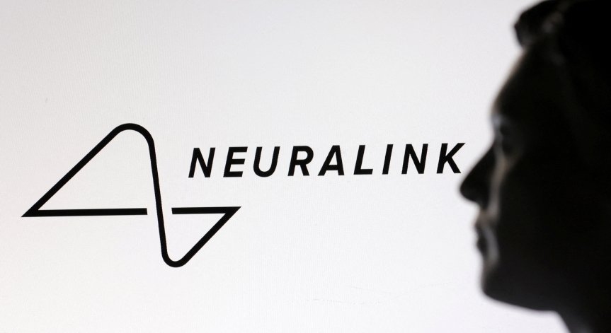 Neuralink демонстрира как човек контролира робот с мисълта си