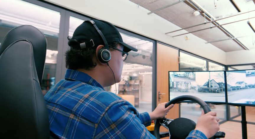 Водачите разполагат с три различни екрана и система за кормилно управление.