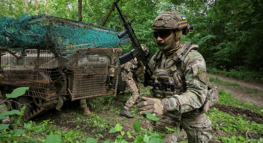 Украйна уби трима души и рани други 7 при атака в Крим