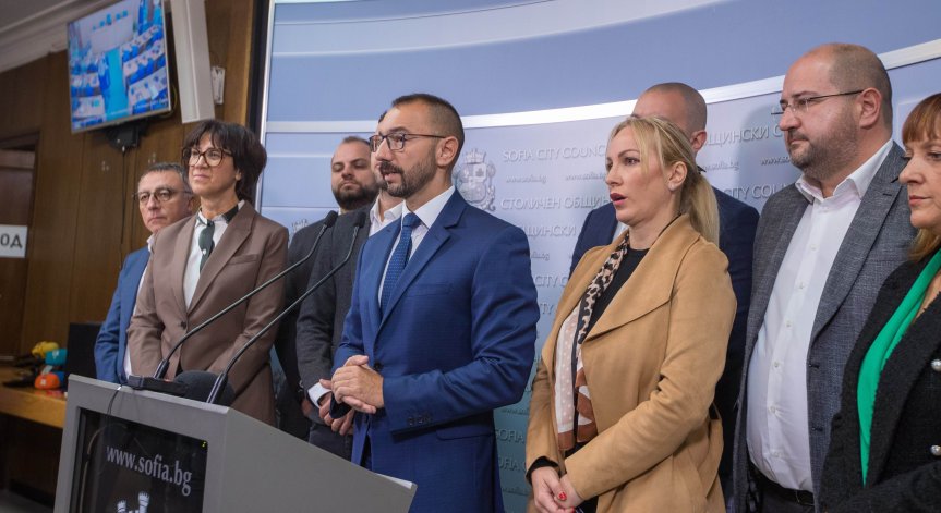 Поредно искане на оставка.