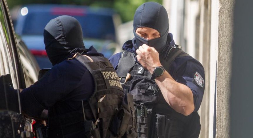 Задържаха 100 мигранти за няколко часа, един от шофьорите не знаел, че ги вози