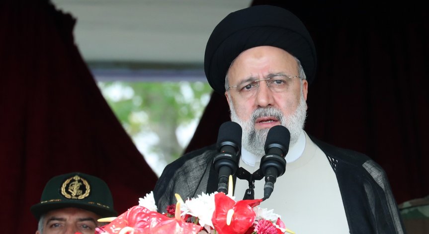 Хеликоптерът на Раиси се е запалил след удар във възвишение