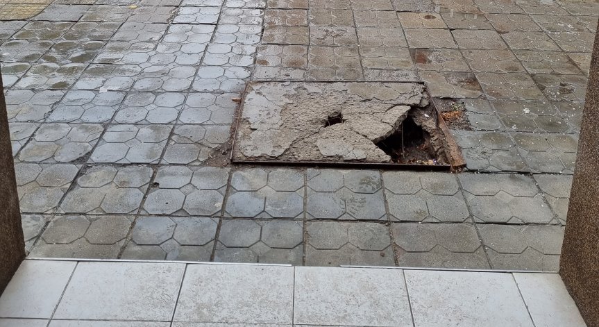 Разбити тротоари и шахти създават риск за пешеходци в София