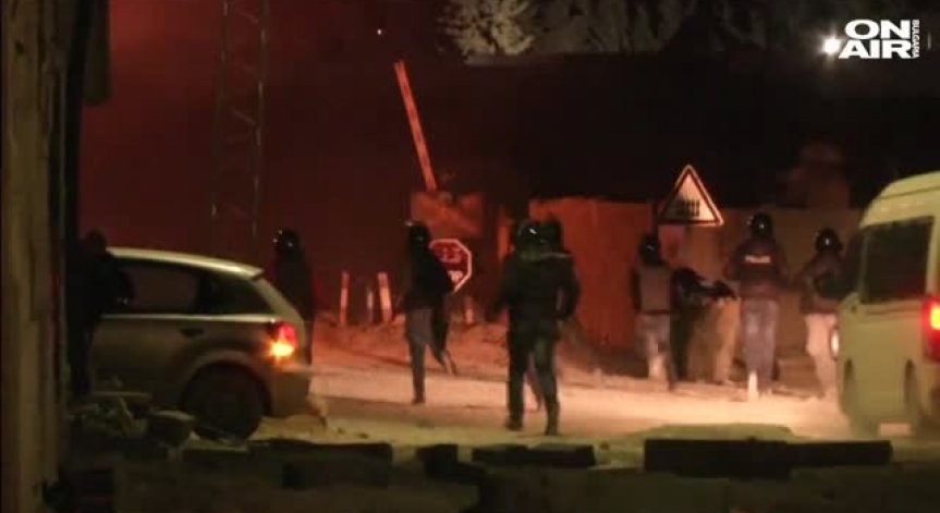Поредна нощ на протести в Тунис и отново сблъсъци с полицията