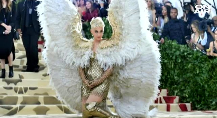 Блясък и стил на червения килим на бала 