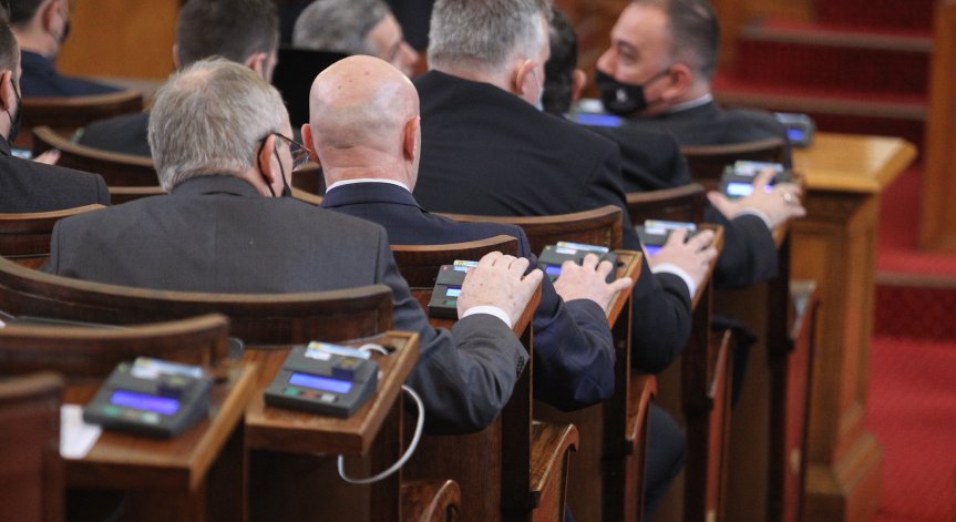 Депутатите решиха - втората година майчинство ще бъде 710 лв.