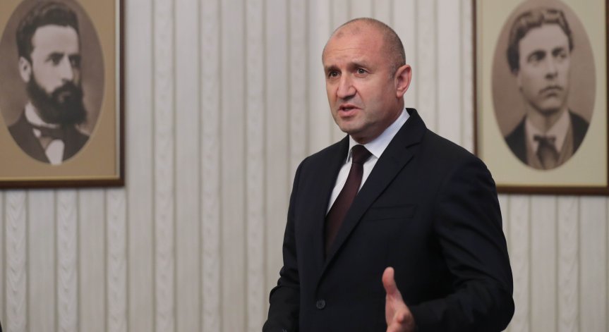 Радев върна на НС Закона за ДАР