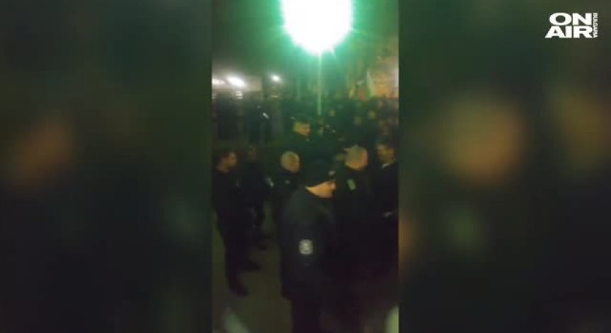 В знак на солидарност: Полицаите в Перник свалиха каски пред потестиращите