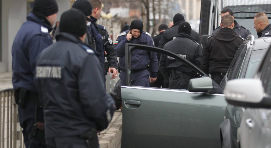 Спецчасти предотвратиха меле, отведоха 250 души в полицията в Горна Оряховица