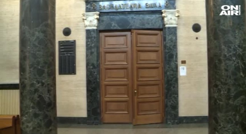 Ултрасът, уцелил с бомбичка полицайка, остава в ареста