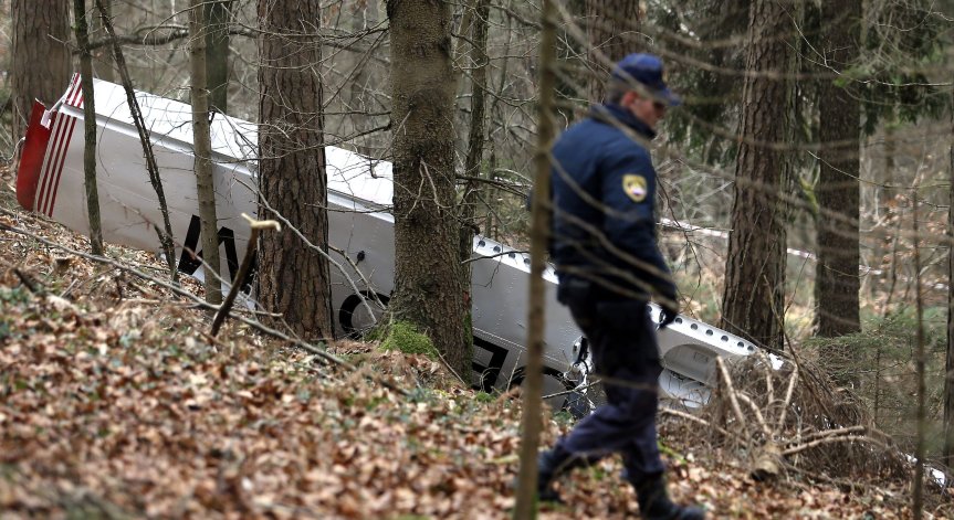 Самолетът се е разбил при мъгливо време.