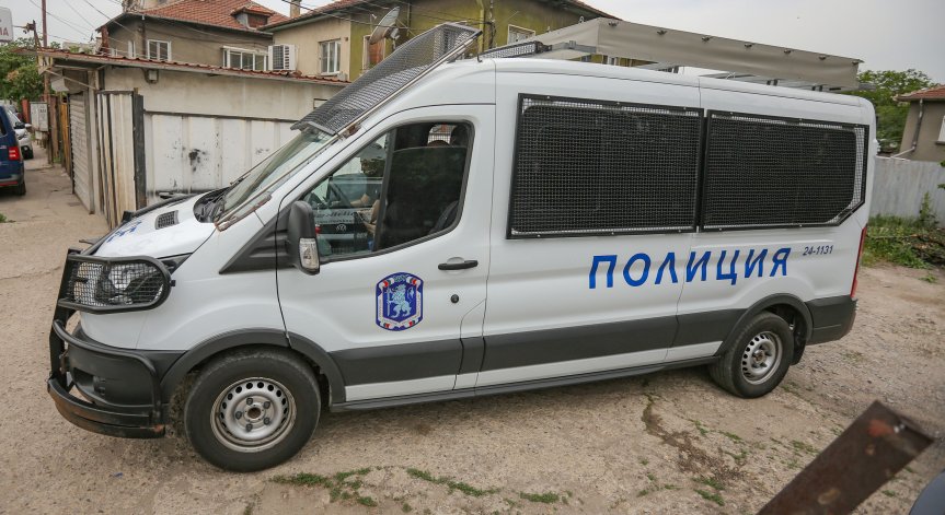 49-годишният мъж оказва съпротива на полицейските органи.