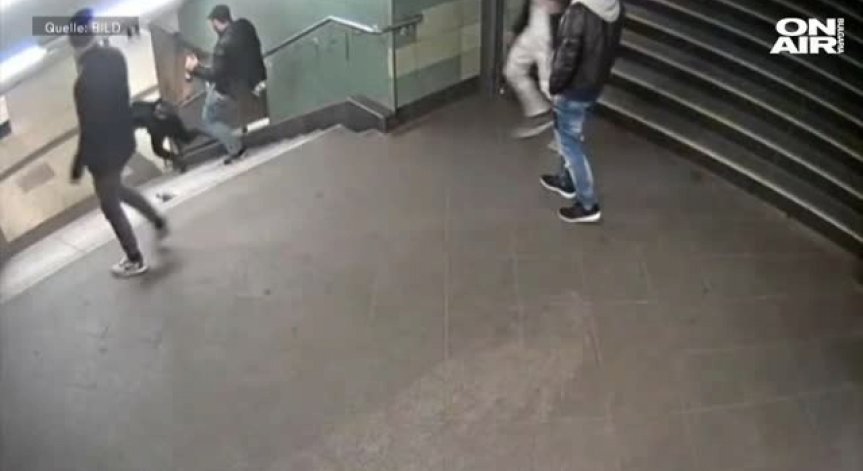 Пребиха българина, който ритна жена в берлинското метро