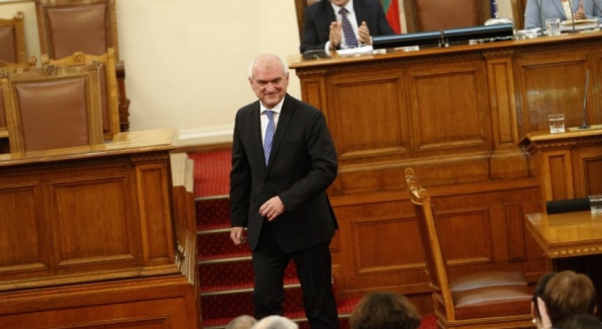 Главата на Главчев падна! Председателят на парламента подаде оставка