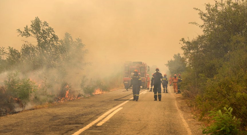 Спасиха 25 мигранти от горяща гора в Гърция