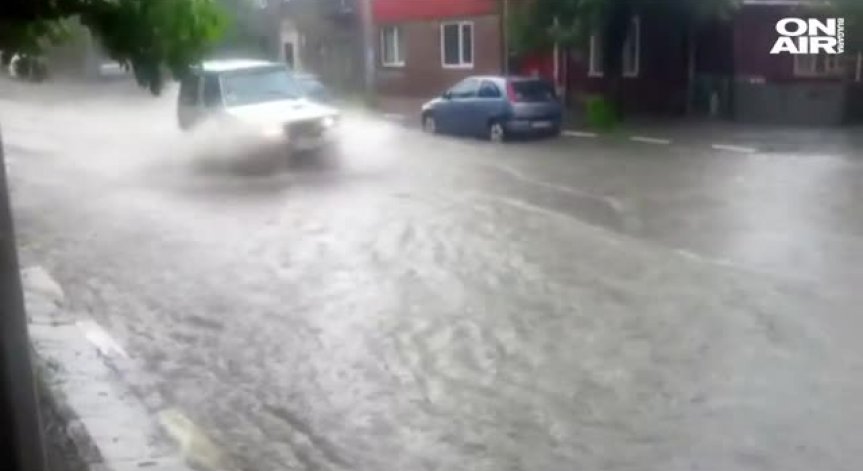 Лято? Наводнени улици и паднали дървета след силните валежи
