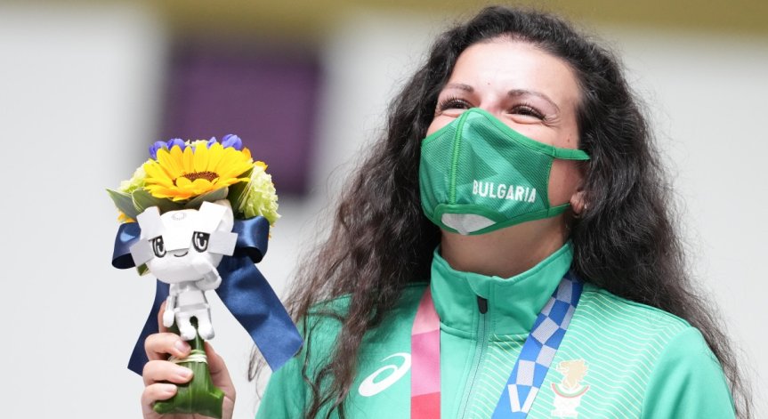 Стефка Костадинова поздрави сребърната медалистка Антоанета Костадинова