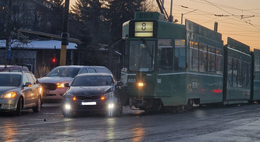 Кола и трамвай се удариха в София