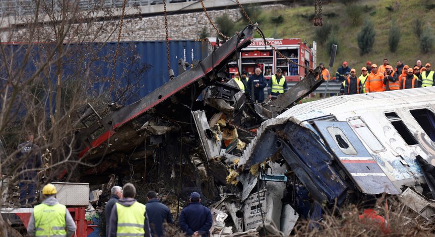 Началникът на гарата в Лариса остава в ареста, полицаи мятаха газ и шокови гранати към протестиращи