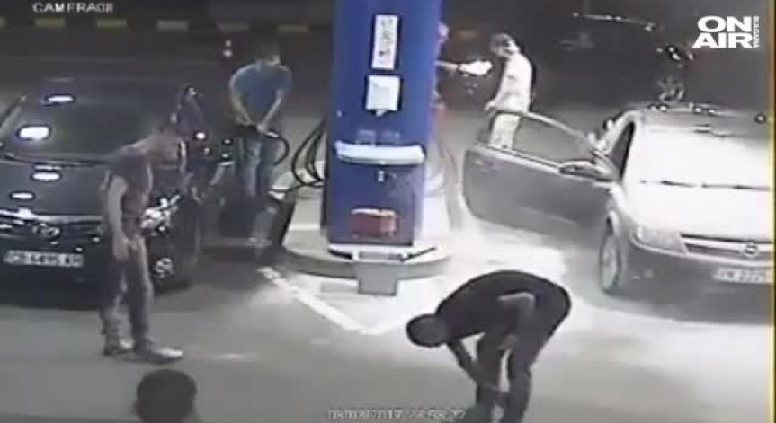Екшън на бензиностанция: Служител 