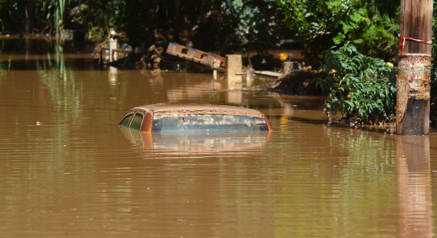 16 станаха жертвите в Гърция, много тежко е положението в Лариса