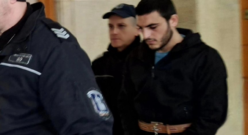 Униформените загинаха в полицейската си кола.