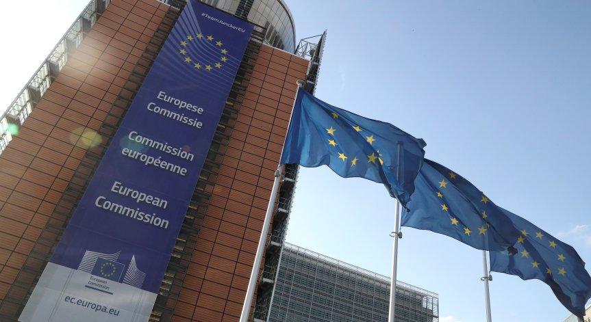 ЕП утвърди новата Европейска комисия с мнозинство 