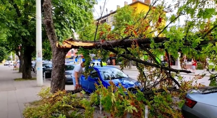Мощна буря удари Русе и блокира пътища