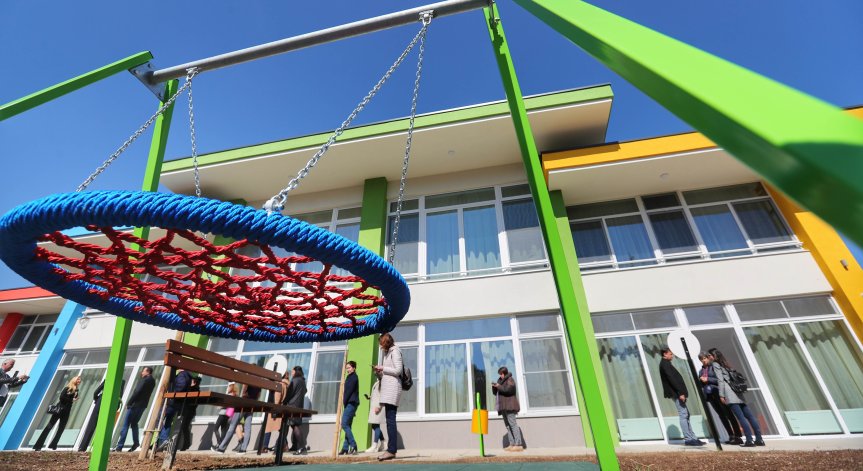 Използвали са отворена врата заради ремонти в градината.