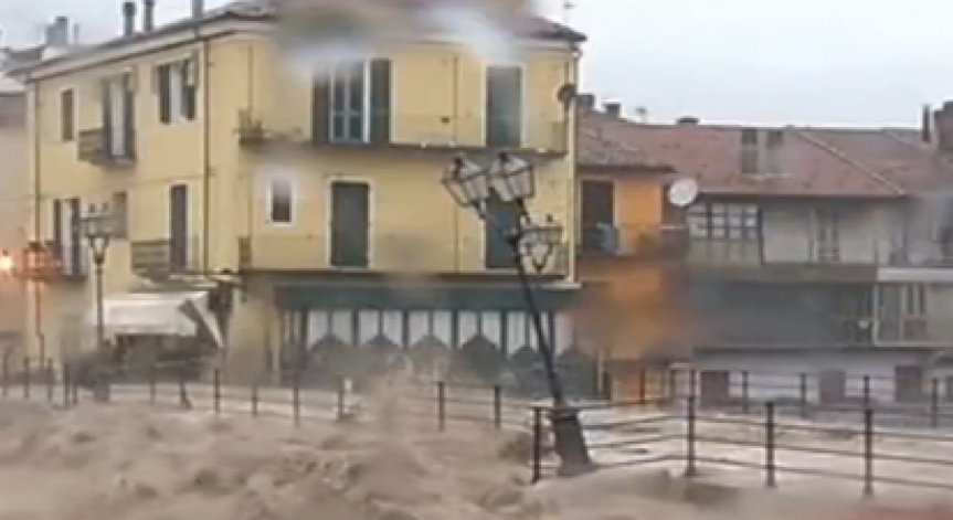 Италия продължава да се бори с опустошителните наводнения