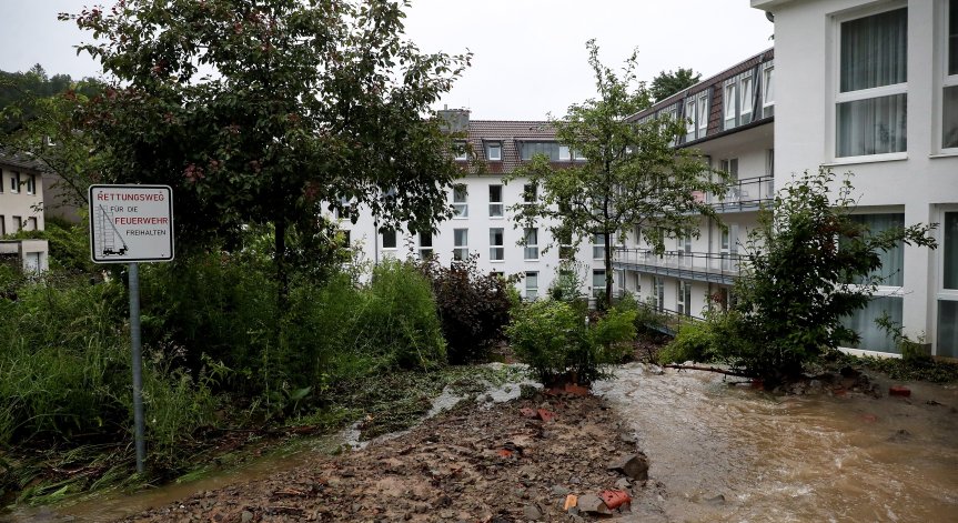 Гръмотевични бури обхванаха Германия, пожарникар се удави по време на акция