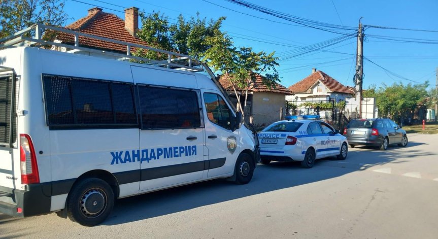 В рамките на предприетите специализирани действия в Карнобат е задържан мъж.